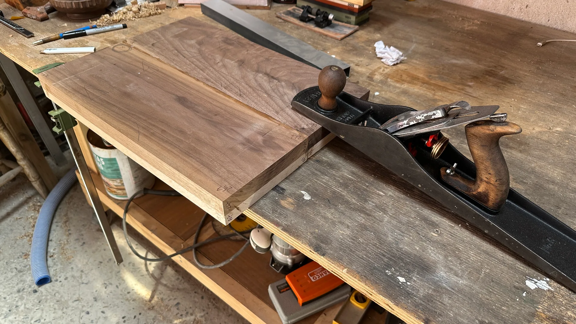 Trabajo artesanal de luthería en OPZ Custom Shop