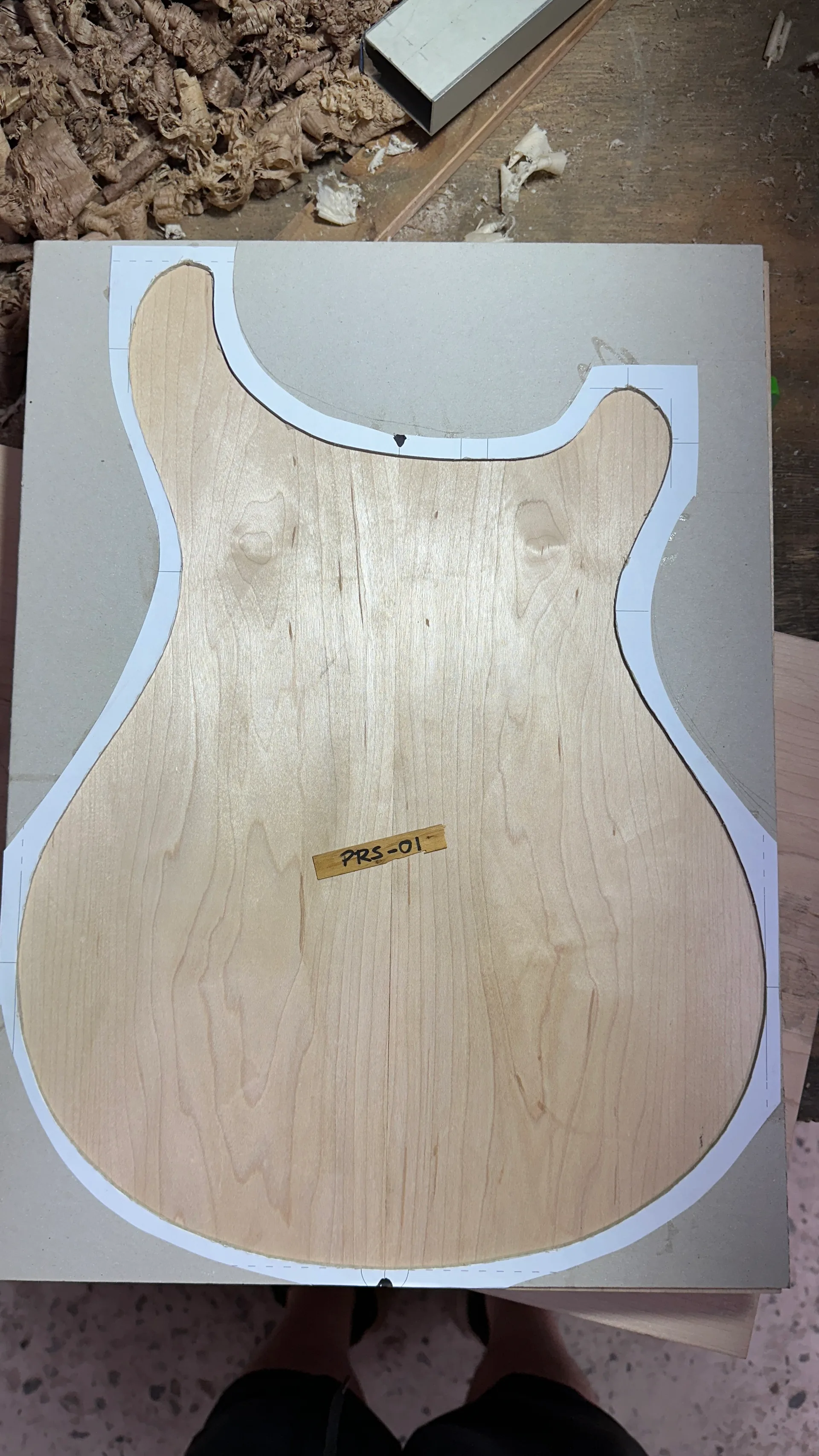 Detalle de madera noble seleccionada para cuerpo de guitarra