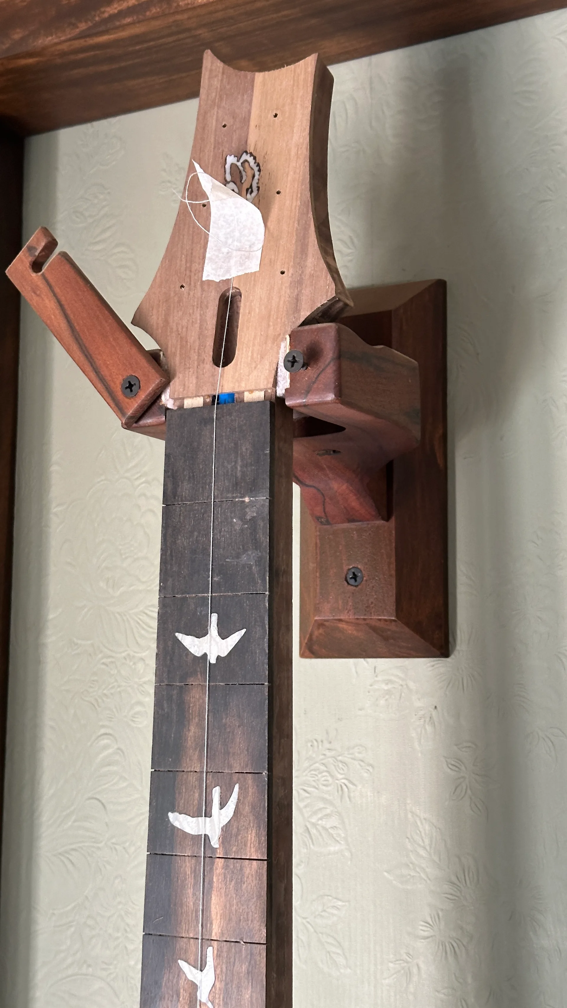 Medición milimétrica durante construcción de guitarra