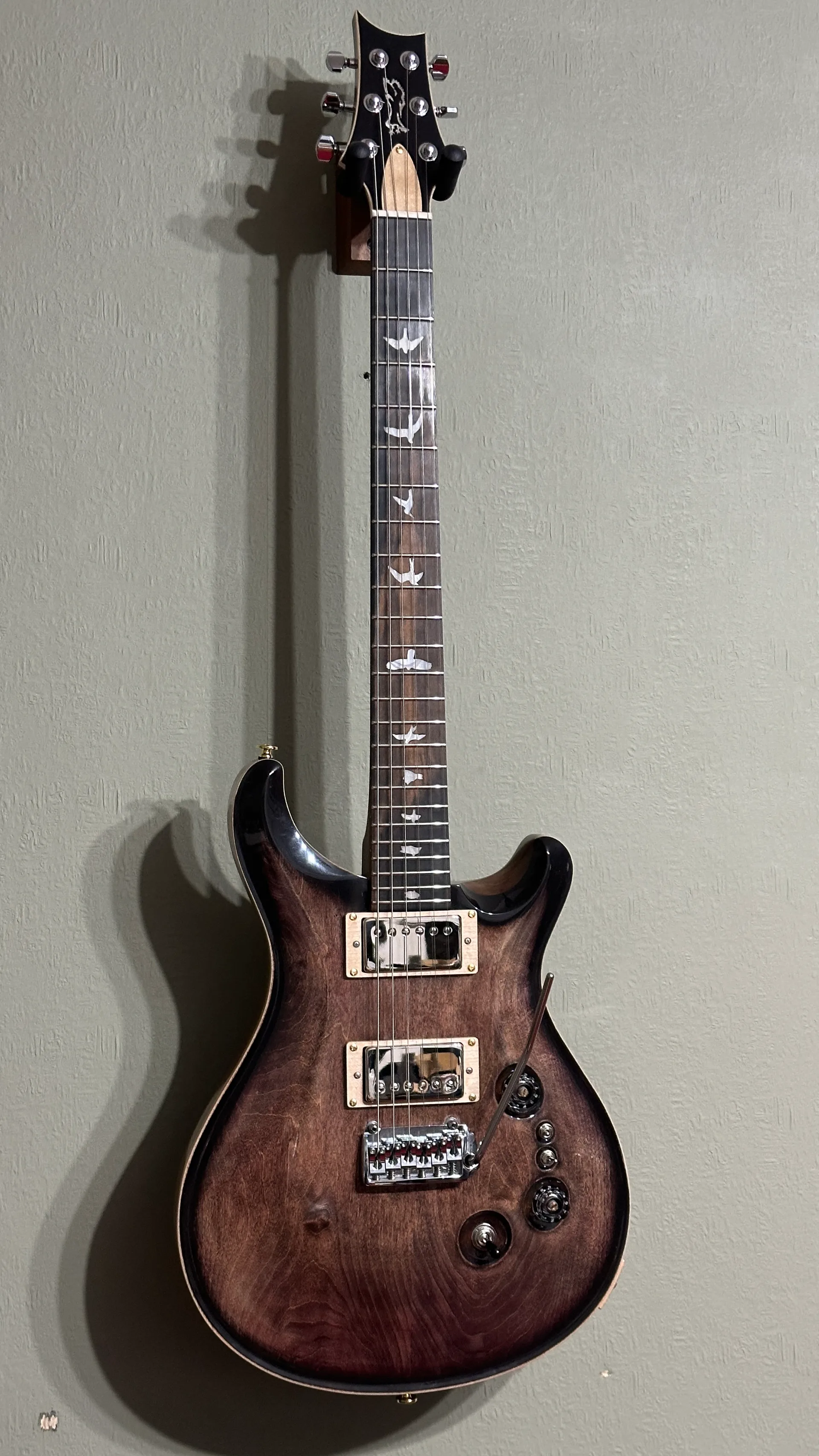 Guitarra custom terminada en taller OPZ Lutherie